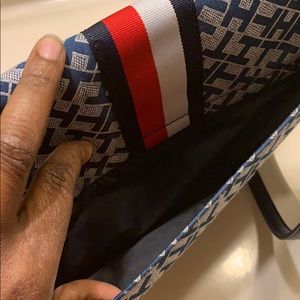 Tommy Hilfiger Bags - Tommy Hilfiger Messenger/Crossbody Bag Tommy Hilfiger Bags - Tommy Hilfiger Messenger/Crossbody Bag
